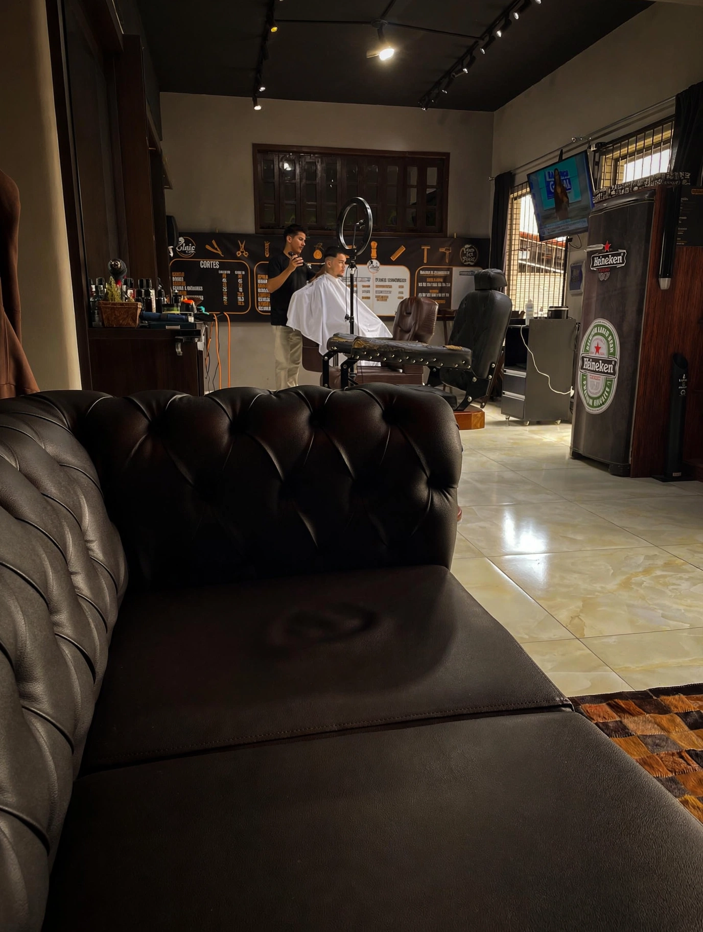 Ambiente interno da Elvis Esser Barber Shop em Joinville