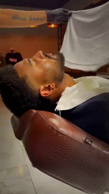 Atendimento de Barbaterapia na Elvis Esser Barber Shop